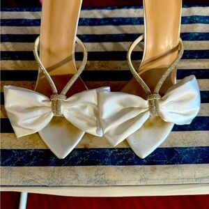 Box satin highheels.